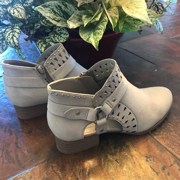 🍃Hello Fall🍃Light Grey Ankle Booties - Picture 4 of 7